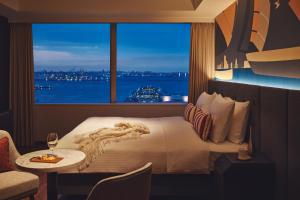 Citadines Harbour Front Yokohama客房内的一张或多张床位