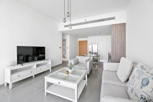 Posezení v ubytování Stunning 2 bedroom apartment at Emaar Beach