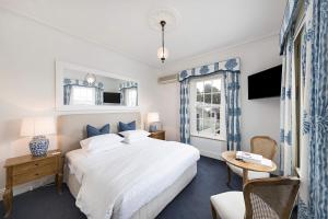 Llit o llits en una habitació de Oscars Waterfront Boutique Hotel