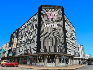 Czarno-biały budynek z napisem w obiekcie Win Win Boutique Hotel PD w mieście Port Dickson