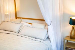 een slaapkamer met een bed met witte gordijnen bij Silvie Apartments - Masaryk dolní in Olomouc