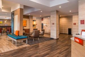 TownePlace Suites by Marriott San Bernardino Loma Linda في لوما ليندا: لوبي فندق فيه غرفة انتظار