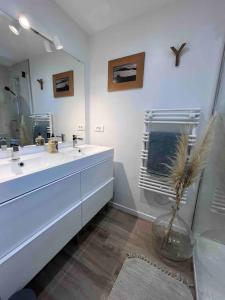 baño con 2 lavabos y espejo grande en Villa proche Aix-en-Provence, en Châteauneuf-le-Rouge