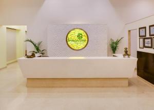un museo con una gran bañera en una habitación en Lemon Tree Premier 1, Gurugram, en Gurgaon
