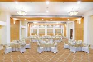 Restaurace v ubytování Lemon Tree Premier 1, Gurugram + 37 fotografií