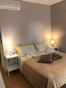 San Marco dʼAlunzioにあるLa Tela Di Penelopeのベッドルーム1室(大型ベッド1台、テーブル2台付)