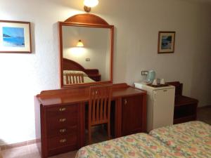 Łóżko lub łóżka w pokoju w obiekcie Hostal de la Caravel-la