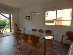 une salle à manger avec une table et des chaises en verre dans l'établissement Chalet la Fosca, à Palamós