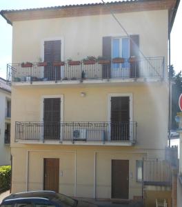 un edificio con balcones y plantas. en B&B La Luna dal Borgo, en Iesi