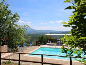 Apecchio的住宿－Timeless Holiday Home in Apecchio with Garden，一个带椅子的游泳池,享有山景