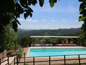 Apecchio的住宿－Timeless Holiday Home in Apecchio with Garden，山景游泳池