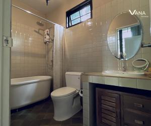 VANA Homestay في Ban Tai: حمام مع مرحاض وحوض استحمام ومغسلة