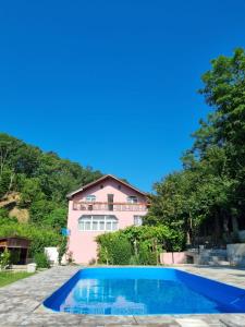 una piscina frente a una casa en CasaMarinela, en Orşova