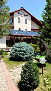 un bâtiment avec un panneau à l'avant dans l'établissement Tian-Shan Hotel, à Bishkek