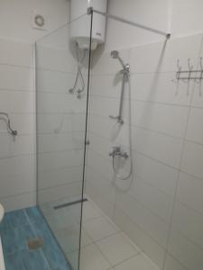 La salle de bains est pourvue d'une douche avec une porte en verre. dans l'établissement Guest House Bajceta, à Herceg-Novi
