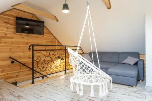 Televízia a/alebo spoločenská miestnosť v ubytovaní Apartamenty u Lolka + 37 fotografií