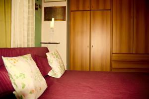 - une chambre avec un lit avec deux oreillers et une armoire dans l'établissement Villa Chelia, à Patti