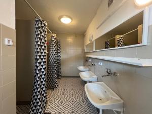 łazienka z 2 umywalkami i 2 toaletami w obiekcie Przyczepa Kempingowa Marta - OSM LOK w Jastarni