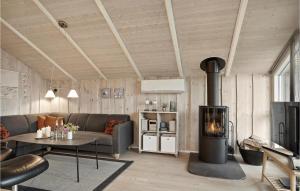 GrønhøjにあるAwesome Home In Lkken With Wifiのリビングルーム(ソファ、暖炉付)