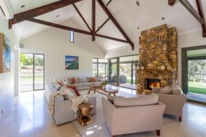 ein Wohnzimmer mit einem Steinkamin in der Unterkunft Marribrae I Private Properties in Yallingup