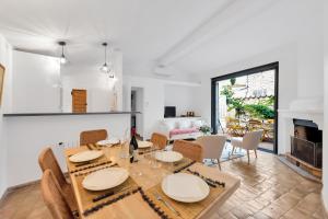 - une salle à manger et un salon avec une table et des chaises dans l'établissement Lou Amourié - Charmante maison avec terrasse, à Mougins