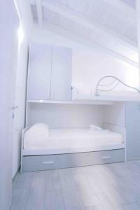 - une chambre blanche avec un lit dans l'établissement Seaside Villa 2BR-1BA. 7 min walk to the beach, à La Caletta