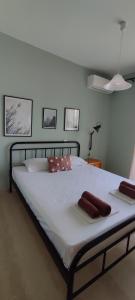 una camera da letto con un grande letto con due cuscini sopra di Dassia Green Apartments a Dassia