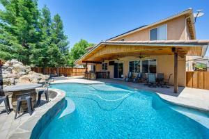 una piscina con patio y una casa en California Vacation Rental with Private Pool and Patio, en Visalia