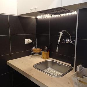 a kitchen counter with a sink in a kitchen at casavera in Como