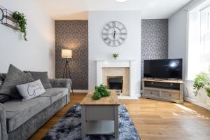 sala de estar con sofá, TV y chimenea en Free Parking Leisure Contractor Central en Rishton