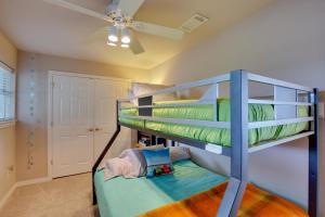1 Schlafzimmer mit 2 Etagenbetten in einem Zimmer in der Unterkunft Cedar Creek Lake House with Hot Tub and Private Dock! in Kemp