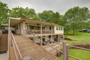 ein Haus mit einer Holzterrasse und einem Hof in der Unterkunft Cedar Creek Lake House with Hot Tub and Private Dock! in Kemp