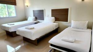 Postel nebo postele na pokoji v ubytování ONE Chumphon Hotel