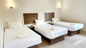 Postel nebo postele na pokoji v ubytování ONE Chumphon Hotel
