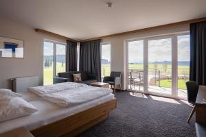 Postel nebo postele na pokoji v ubytování Das Weitblick Allgäu + 37 fotografií
