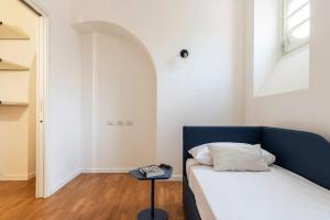 a bedroom with a bed and a table at Borea Flexyrent apt. AC, parking, close to beach in Rapallo +21 photos