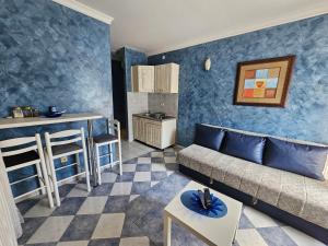 een woonkamer met een bank en een keuken bij Lanterna Apartments in Kotor