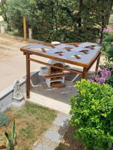 een houten picknicktafel op een patio bij Apartman Privlaka in Privlaka