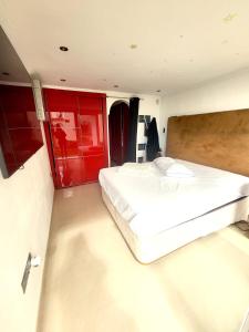 Schlafzimmer mit einem großen weißen Bett und roten Schränken in der Unterkunft Playa bonita in Estepona