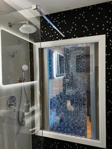 bagno con doccia e finestra in vetro di The Love Room Marseille a Plan-de-Cuques