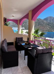 een balkon met een tafel en stoelen en uitzicht bij Bella Vista in Balíon