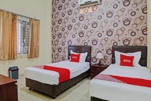 En eller flere senge i et værelse på OYO 92584 Ardisha Homestay Syariah