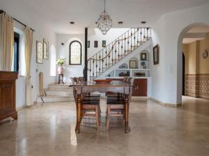 une salle à manger avec une table et des chaises et des escaliers dans l'établissement REf 11 VILLA ER DJEBEL, à Zahara de los Atunes