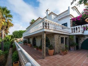 une maison blanche avec un balcon et une passerelle dans l'établissement REf 11 VILLA ER DJEBEL, à Zahara de los Atunes