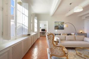 - un salon avec un canapé et une table dans l'établissement Les suites de Montigny, à Aix-en-Provence