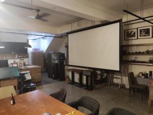 Televiisor ja/või meelelahutuskeskus majutusasutuses Formosa Backpackers Hostel & Apartment（青年民宿）