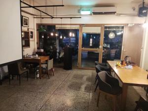 Restoran või mõni muu söögikoht majutusasutuses Formosa Backpackers Hostel & Apartment（青年民宿）