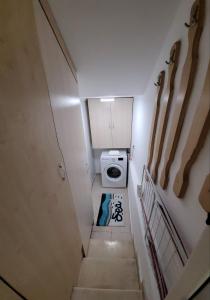 een trap met een toilet in een kleine kamer bij Danaya's apartment in Varna