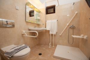 Koupelna v ubytování Berdoussis Hotel + 37 fotografií