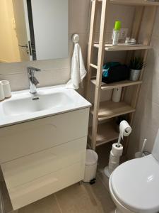 łazienka z umywalką i toaletą w obiekcie Cascais Excellent Studio w mieście Cascais